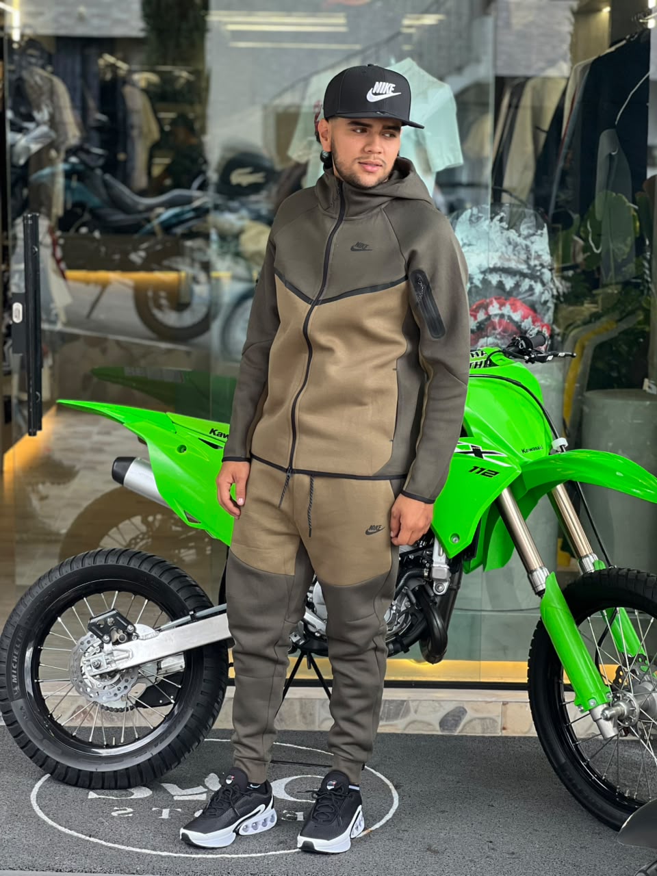 CONJUNTO NIKE TECH PREMIUM