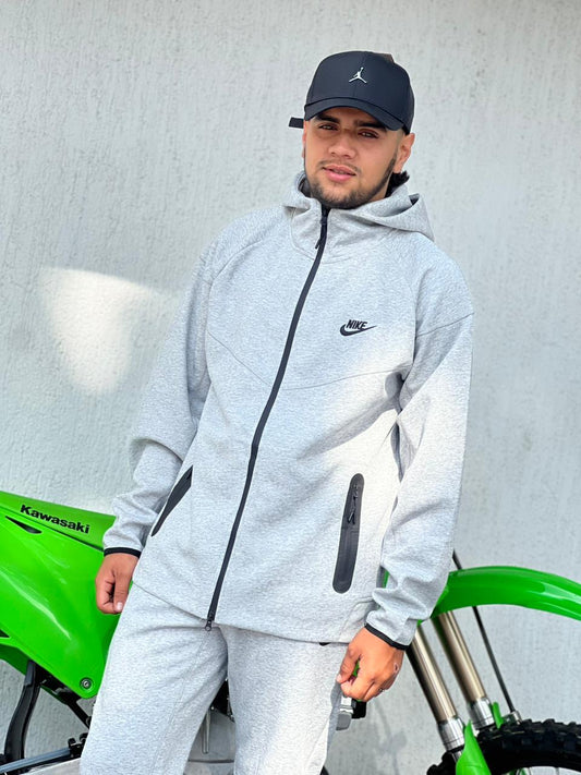CONJUNTO NIKE TECH PREMIUM*