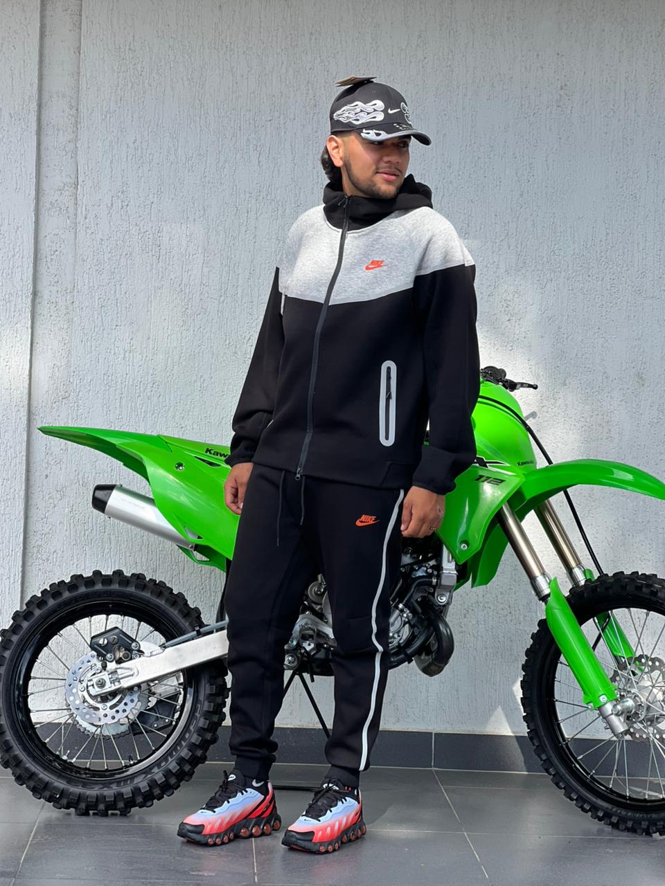 CONJUNTO NIKE TECH REFLECTIVO PREMIUM