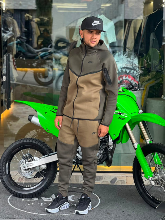 CONJUNTO NIKE TECH PREMIUM