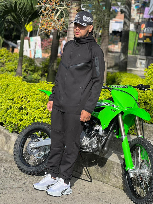 CONJUNTO NIKE TECH TURCO