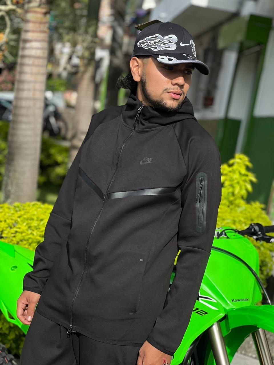 CONJUNTO NIKE TECH TURCO